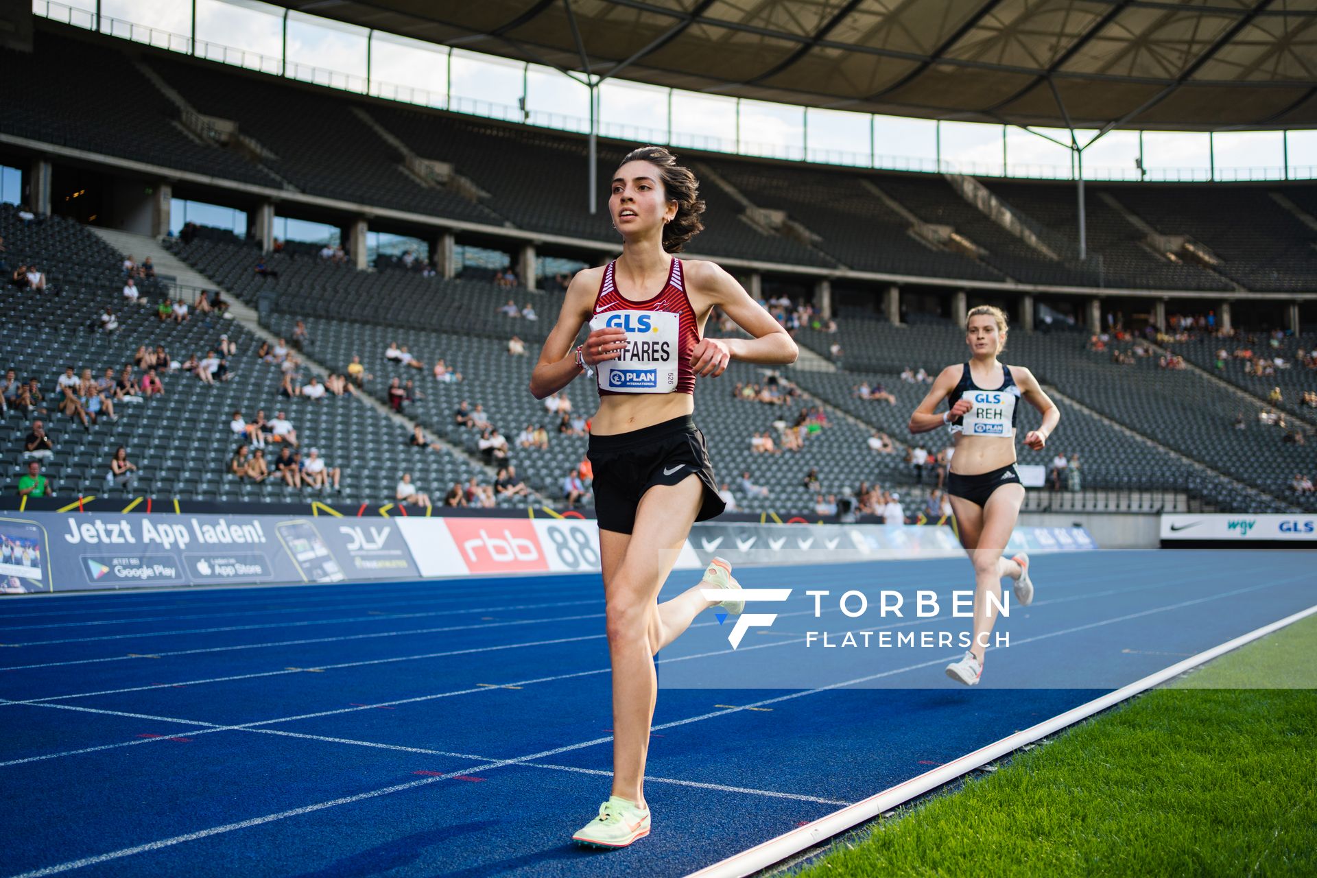 Sara Benfares (LC Rehlingen) vor Alina Reh (SCC Berlin) waehrend der deutschen Leichtathletik-Meisterschaften im Olympiastadion am 26.06.2022 in Berlin